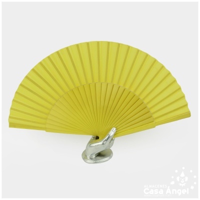 Leque amarelo em tecido com base metálica em forma de mão