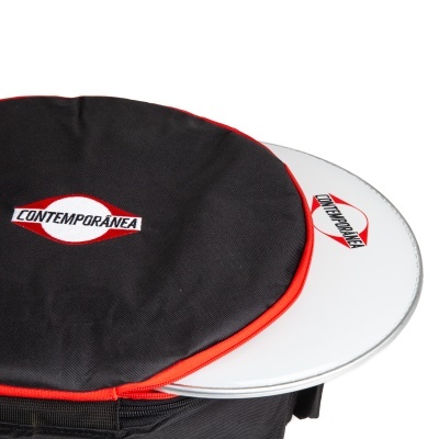 Acessórios para bateria com capa preta e vermelha e pratos brancos com logotipo CONTEMPORÂNEA