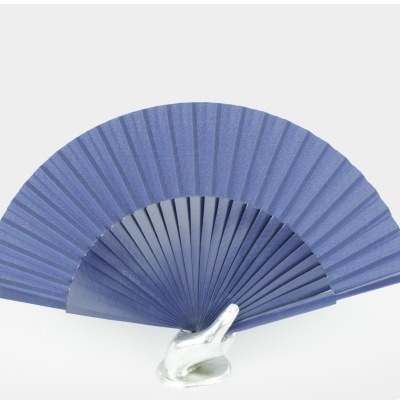 Leque portátil azul com base transparente em forma de mão