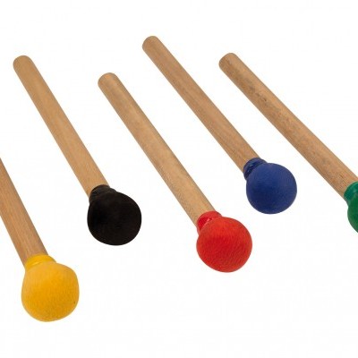 Cinco baquetas de madeira com cabeças de borracha coloridas.