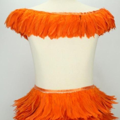 Vestido com penas laranja em manequim branco