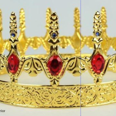 Coroa dourada decorativa com pedras vermelhas e azuis