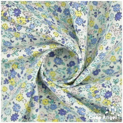 tecido floral azul e amarelo sobre fundo branco retorcido