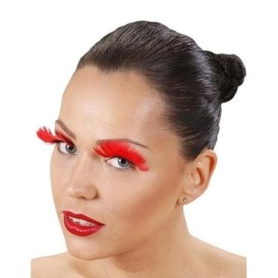 Pestanas postiços vermelhas em mulher com cabelo apanhado