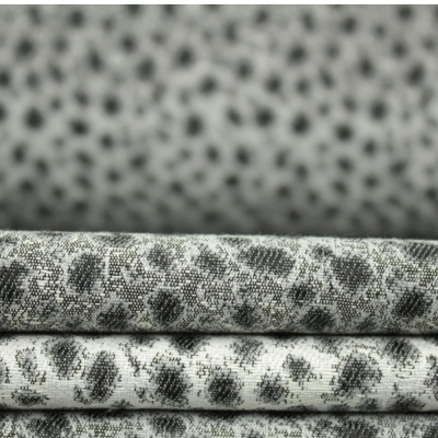 Tecido cinza com padrão de manchas empilhado