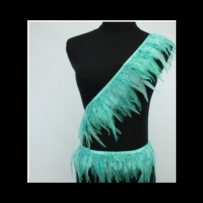 Cinto e faixa para ombro em penas verdes em manequim preto