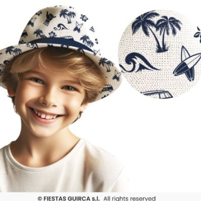 Criança usando chapéu branco com padrões azuis de praia e t-shirt branca