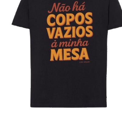T-shirt preta com texto colorido na frente