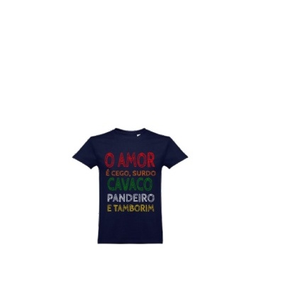 T-shirt azul escuro com texto colorido em português