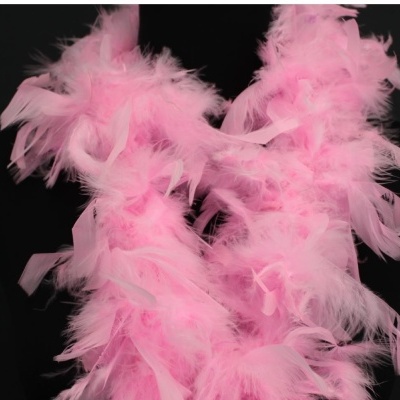 Lenço rosa claro com penas macias e volumosas sobre fundo escuro