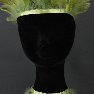 Conjunto de acessórios verdes com penas em manequim preto