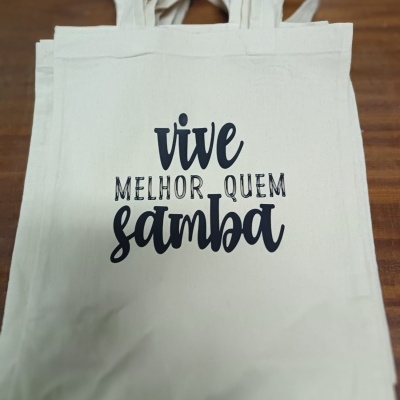 Saco de pano cru com texto preto 'vive MELHOR QUEM samba'