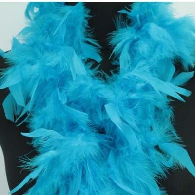 Lenço decorativo em penas azuis claro num manequim preto