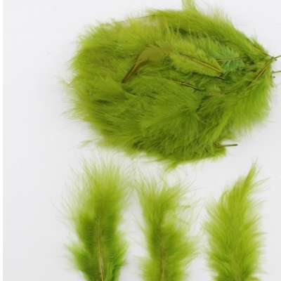 Penas verdes fofas para decoração ou artesanato sobre fundo branco