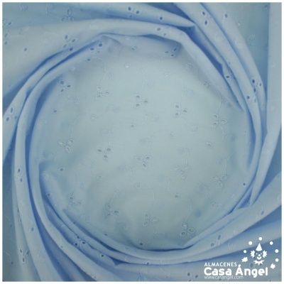tecido azul claro com bordado floral e pequenos furos
