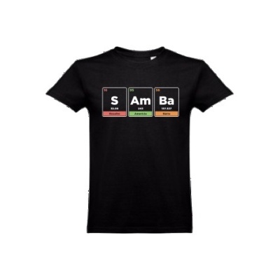 T-shirt preta com estampa de elementos químicos S, Am e Ba coloridos.