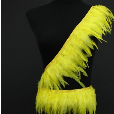 Acessório de penas amarelas num manequim preto