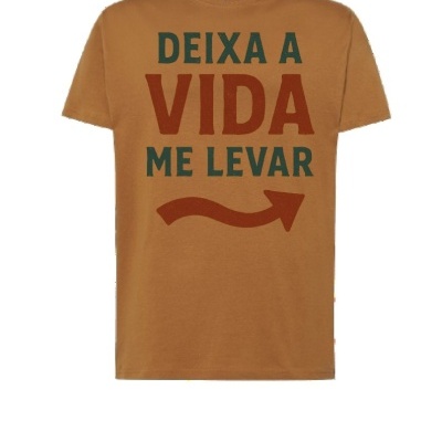 T-shirt castanha com texto 'DEIXA A VIDA ME LEVAR' e seta curva
