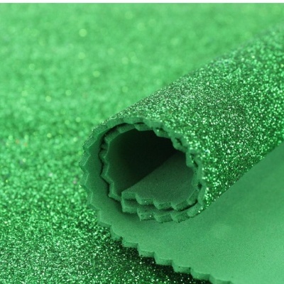 Folha verde com glitter enrolada com bordas onduladas