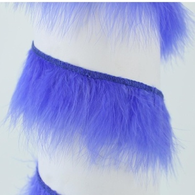 Fita decorativa felpuda roxa enrolada em objeto branco