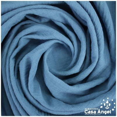 Tecido azul enrolado com logótipo Casa Ángel