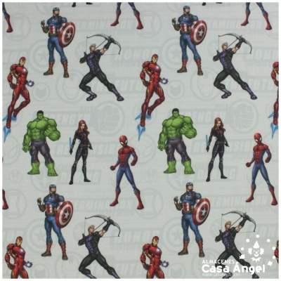 Tecido estampado com personagens dos Vingadores em fundo branco