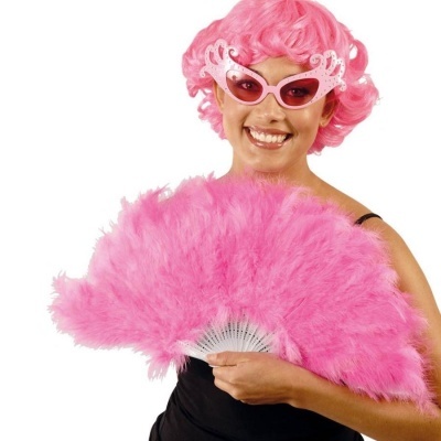 Mulher com peruca rosa, óculos de sol rosa e leque de penas cor-de-rosa