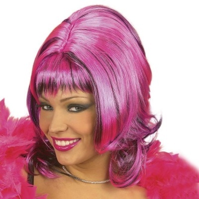 Mulher com peruca rosa e roxa e roupa felpuda rosa