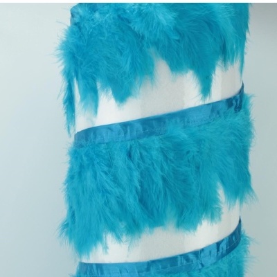 Fitas azuis com plumas envoltas num manequim branco