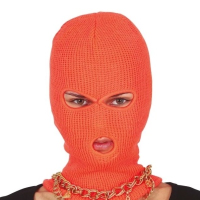 Pessoa com balaclava laranja de malha com três aberturas e colar dourado