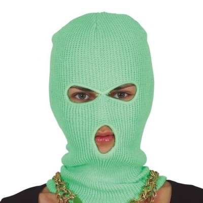 Capuz de malha verde claro com aberturas para olhos e boca