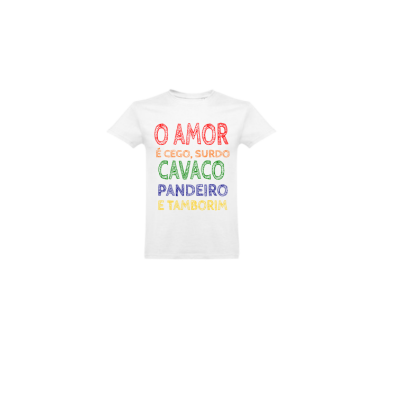 T-shirt branca com texto colorido em português