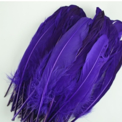 Penas artificiais roxas sobre fundo branco