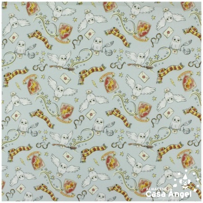 tecido azul com corujas, lenços, cartas, punhais e escudos vermelhos