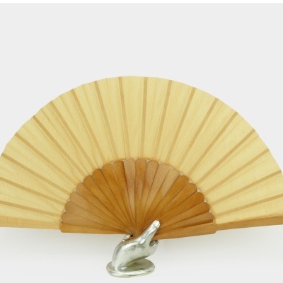 Leque de madeira com base em forma de mão