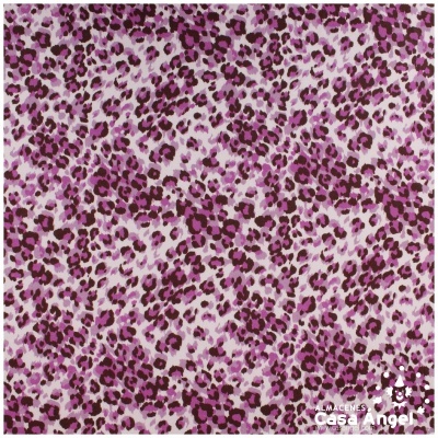 tecido com padrão animal print roxo e branco