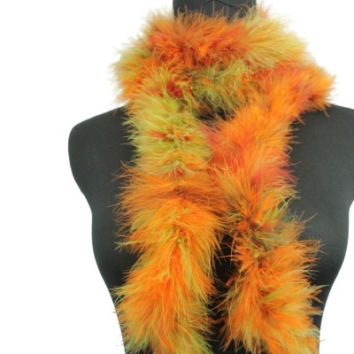 Lenço tipo boa colorido em penas falsas sobre manequim preto