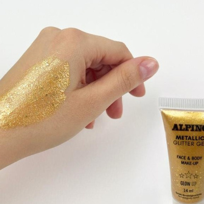 Gel glitter metálico Alpino dourado para rosto e corpo aplicado numa mão