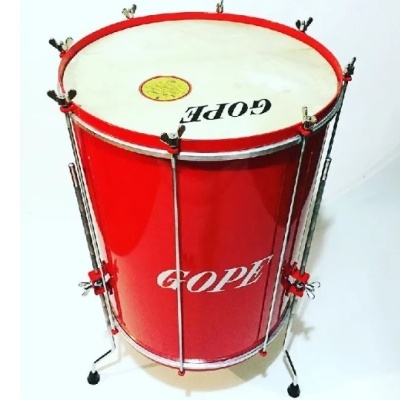 Caixa de percussão vermelha com detalhe em metal e texto GOPE