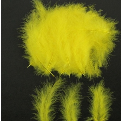 Penas amarelas de várias dimensões sobre fundo preto