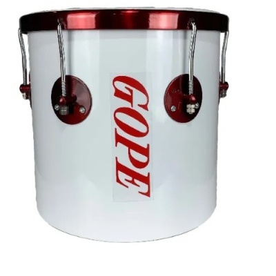 Tambor branco com detalhes em vermelho e a palavra GOPE escrita na vertical.
