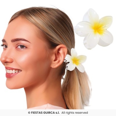 Clip de cabelo com flor branca amarela em cabelo loiro