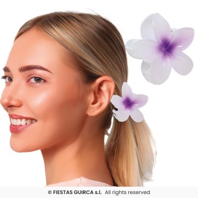 Grampo de cabelo flor branca e roxa em mulher loira