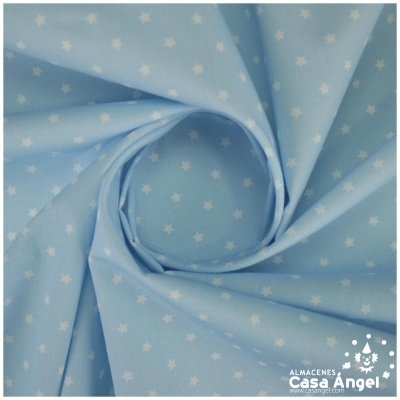 Tecido azul claro com pequenas estrelas brancas e dobra em espiral