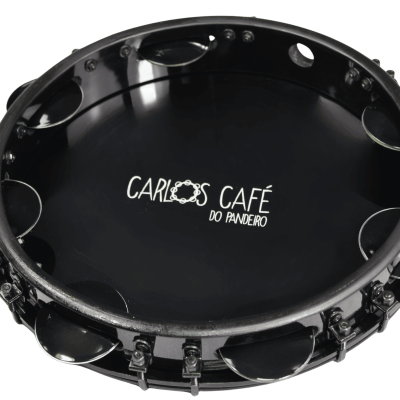 Pandeiro preto com inscrição CARLOS CAFÉ DO PANDEIRO no centro