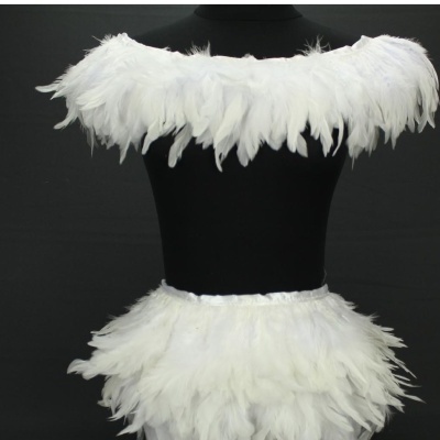 Conjunto feminino penas brancas sobre manequim preto