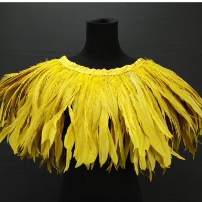 Colar ou gola amarela com penas em manequim preto