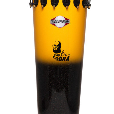 Tambor de percussão amarelo e preto com texto CONTEMPORÂNEA e CARA DE COBRA