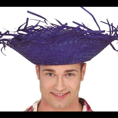 Chapéu de palha roxo com franjas irregulares usado por um homem