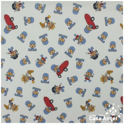 Tecido branco decorado com padrão infantil de crianças azuis e carros vermelhos